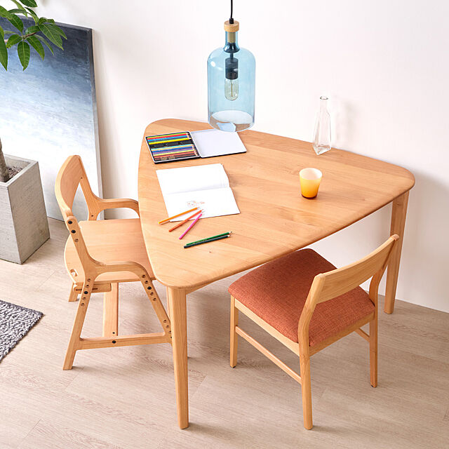 isseiki_furnitureの-テーブル ダイニングテーブル トライアングル 三角型 幅115 無垢 天然木 おしゃれ 北欧 かわいい 食卓 ナチュラル シンプル 机 アルダー材 オイル仕上げ 天板ウレタン塗装 ベージュ 品質保証 ISSEIKI ERISの家具・インテリア写真