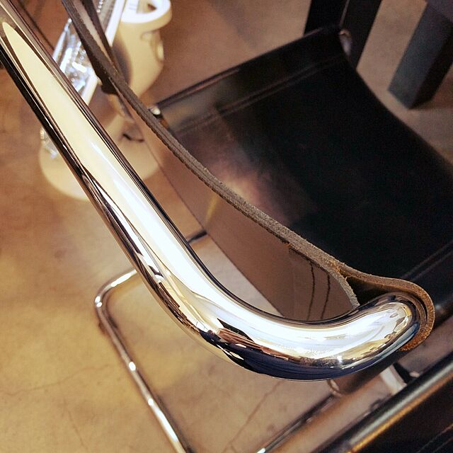 s.saitoの山善-[山善] 折りたたみ パイプ 椅子 幅44.5×奥行47.5×高さ79.5cm 持ち運び用取っ手付き 軽量 完成品 スチール・金属 シルバー/ブラック YZX-08SB 在宅勤務の家具・インテリア写真