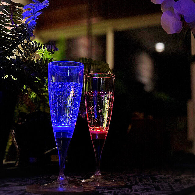 yukikoの-光るシャンパングラス（ブルー）1脚 GLOWLASS【光るグラス センサーネオングラス パーティー 光る LED グラス シャンパングラス おしゃれ プラスチック 割れない カクテルグラス カクテルパーティー 光るグラス LEDグラス】の家具・インテリア写真