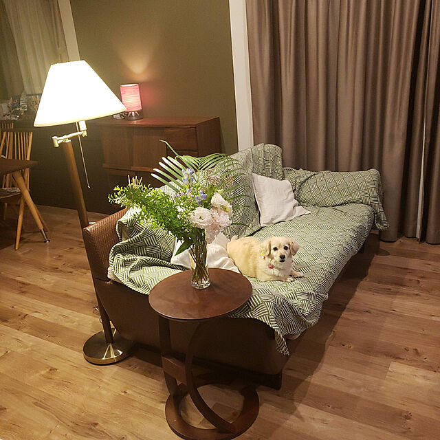 chihaの市場-おしゃれなサイドテーブル　木製　曲線が素敵で脚がソファの下に入る。　sidetable(LOTUS）の家具・インテリア写真