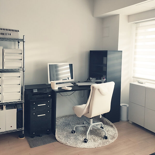 sakuraの-オフィスチェア レザー デスクチェア チェア 肘付 ロッキング機能 ロッキング ワークチェア PCチェア パソコンチェア オフィス 椅子 イス コンパクト 子供 おしゃれ シンプル 白 黒 ホワイト ブラックの家具・インテリア写真