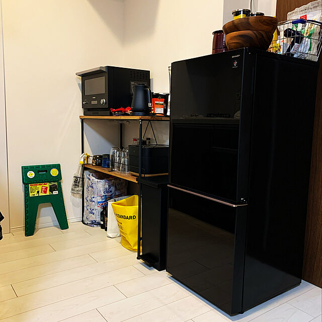 guの-シャープ SJ-GD14F-B(ピュアブラック) 2ドア冷蔵庫 左右付替タイプ 137Lの家具・インテリア写真