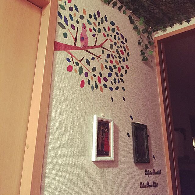 ponsのJIS-ウォールステッカー 【ライフイズカラフル】 大きい 貼ってはがせる インコ 賃貸OK シール 壁紙 飾り 北欧 子ども かわいい 木 葉 草 鳥 ナチュラル カラフル レトロの家具・インテリア写真