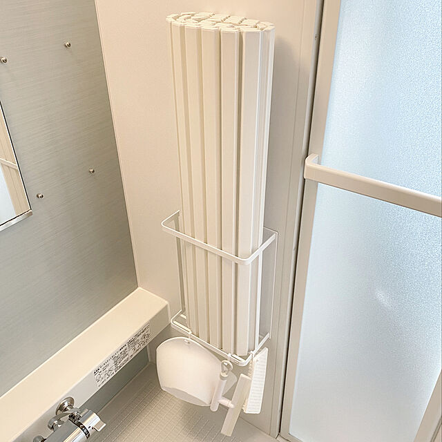 riririの山崎実業-山崎実業(Yamazaki) マグネットバスルーム折り畳み風呂蓋ホルダー タワー ホワイト 約25X12.5X34cm タワー 水切れが良い シャッター式タイプも収納可 4860の家具・インテリア写真