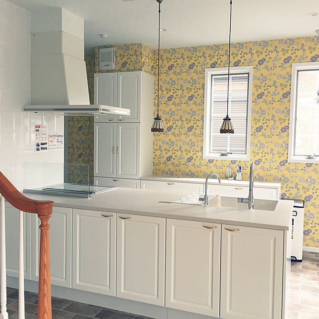 miumiuの-のりなし壁紙　のり付き壁紙　カラーで魅せる北欧風キッチン　シンコール　ビッグエース　BA6080-6081　絵柄　黄色の家具・インテリア写真