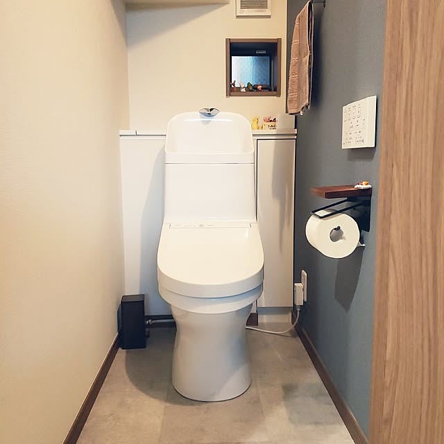 tunaguの-トイレットペーパーホルダー シングル ダブル ツイン 2連 棚付き トイレカバー カバー おしゃれ モダン アンティークトイレ大理石柄 パイン材 天然木 ペーパーホルダー カバー トイレ用品 お手洗い 棚の家具・インテリア写真