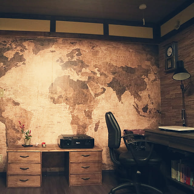 fumi_3の-世界地図 ヴィンテージ の壁紙輸入 カスタム壁紙 Rebel Walls #5 Maps / WORLD MAP BROWN R10772貼ってはがせるフリース壁紙(不織布)【海外取り寄せのため1カ月程度でお届け】【代引き不可】の家具・インテリア写真