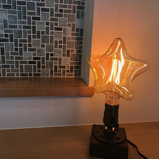 fujikoの-TRANSTEC® Edison Bulb フィラメントLED電球 口金E26 交流100-120V 電球色 ゴールドガラス電球 広い調光範囲 器具装飾用 (星型, 2w)の家具・インテリア写真