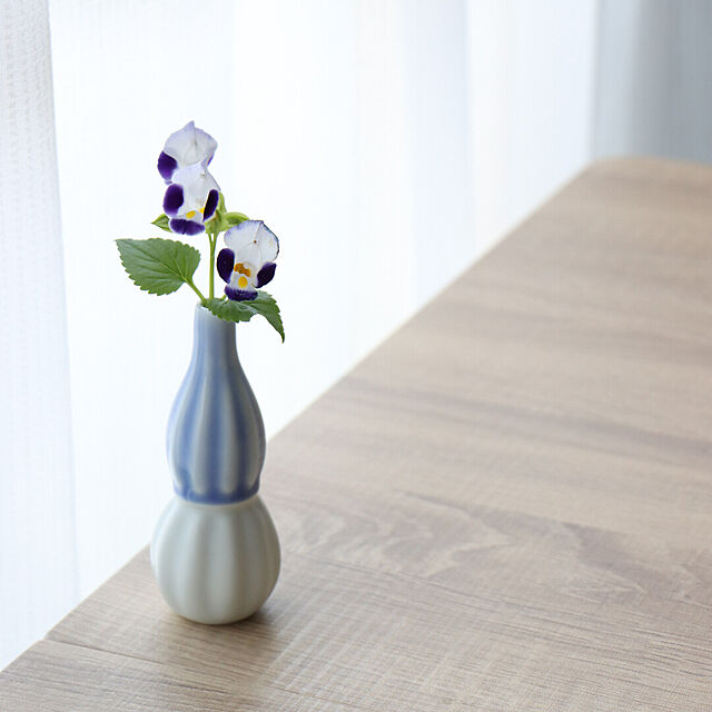 yamachuの-有田焼 一輪挿し 花瓶 フラワーベース 陶磁器 皓洋窯 小さめ おしゃれ かわいい シンプル マット しのぎ ひょうたん型の家具・インテリア写真