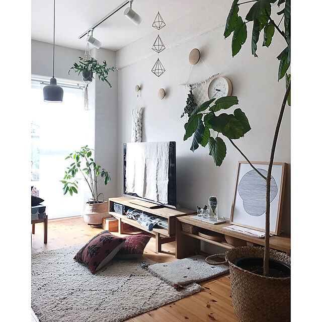 Hisayoの-幅110cm ナラ無垢材を使用した棚付のリビングテーブル ナラ天然木 ナラ材 ナチュラルモダンテイスト ベンチや飾り棚、花台としてもご使用できます BRIDGEの家具・インテリア写真