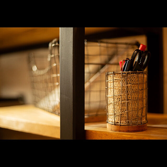 Shinya-atelierの-ienowa イエノワ アンティークラウンドペンホルダー　ワイヤーと天然木を組み合わせたレトロなテイストの家具・インテリア写真