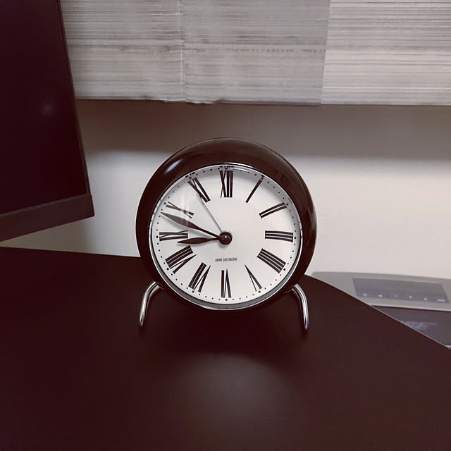 TTIのarne-ARNE JACOBSEN TABLE CLOCK ROMAN アルネ ヤコブセン テーブル クロック ローマン 43671 置き時計 時計 ブランド 目覚まし時計 アナログ ブラック 黒 ホワイト 白 ギフト プレゼントの家具・インテリア写真