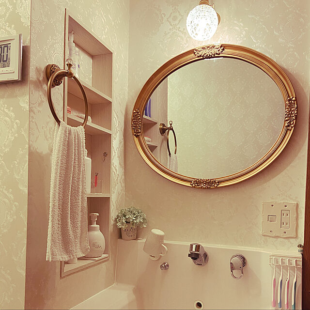 Tomokoの-ウォールミラー 壁掛け鏡 壁掛けミラー ロココ調 化粧鏡 洗面 鏡 アンティーク 姿見 スタンドミラー ゴージャス 全身鏡 カガミ かがみ 玄関 北欧 姫系 ヨーロピアン ガーリー ゴスロリ おしゃれ 円形の家具・インテリア写真