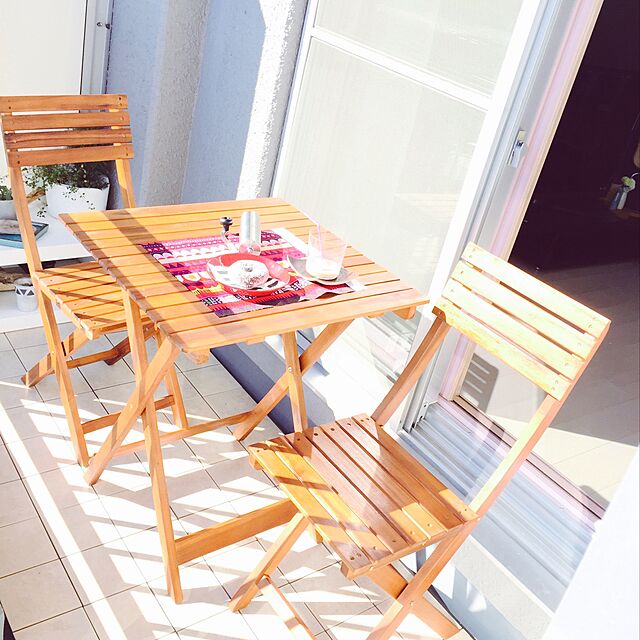 tu-chanの-『ガーデンテーブル＆チェアセット』 折りたたみ椅子 折り畳みイス 折りたたみテーブル 木製 ベランダ テラス 2人用 二人用 おしゃれ 庭 屋外 カフェ 野外 天然木 カフェテーブル 3点セットの家具・インテリア写真