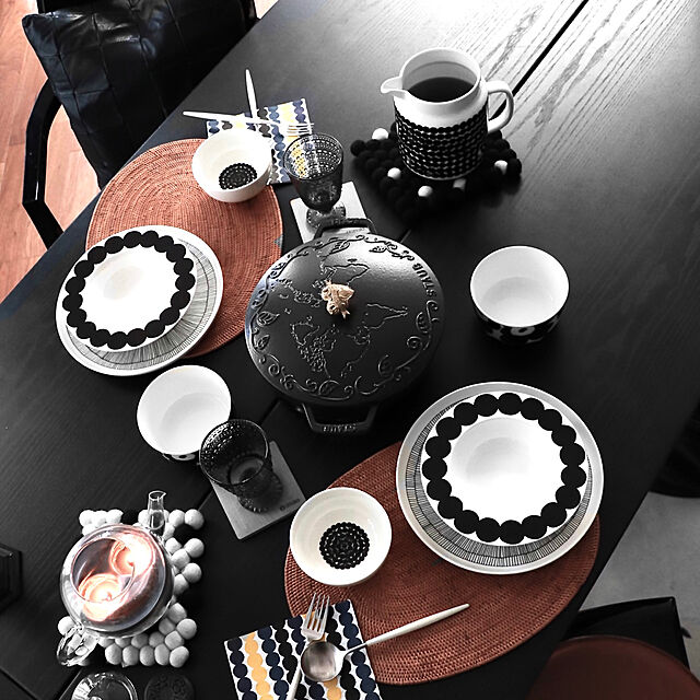 Noirのmarimekko-マリメッコ シイルトラプータルハ プレート 25cm ホワイト/ブラック marimekko 北欧雑貨 食器 皿 お皿 北欧 おしゃれ ギフト 新生活応援の家具・インテリア写真