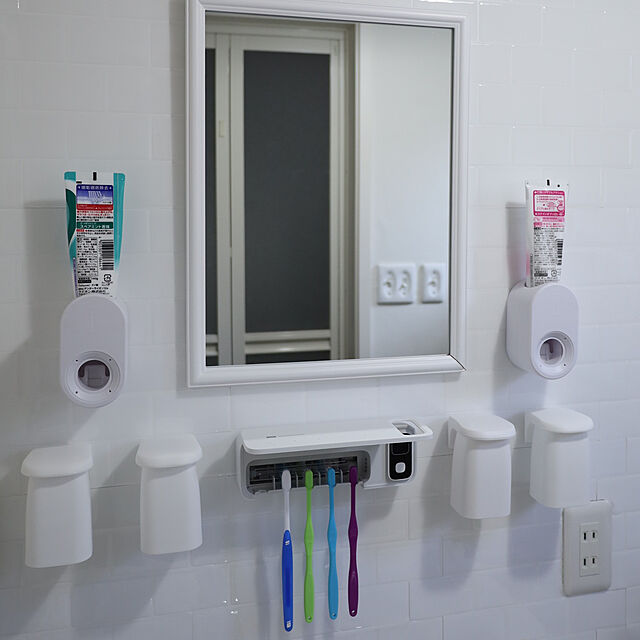 ChiakiのPDyammy-歯磨き粉ディスペンサー、壁に取り付けられた全自動歯磨き粉ディスペンサー穴無料歯磨き粉収納棚壁ハンガーバスルームアクセサリー（白）の家具・インテリア写真