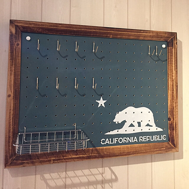 1zum1のアールケイプラニング-カリフォルニアベアのイラスト付き ブルーの パンチングボード(66430) 有孔ボード ペグボード 30mm 収納 青 アート フレーム パネル フック ディスプレイ ウォールデコレーション DIY 木 ウッド 西海岸 LA アメリカン インテリアの家具・インテリア写真