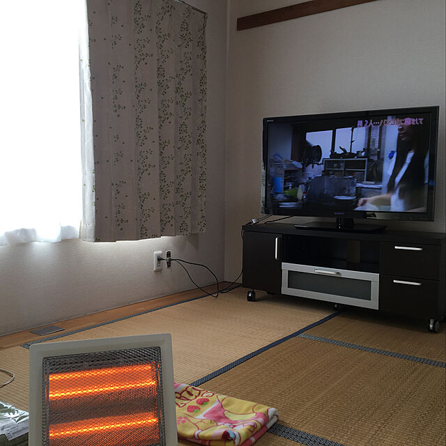kaorinのニトリ-遮光2級カーテン(アルブル イエローグリーン 100X178X2) の家具・インテリア写真