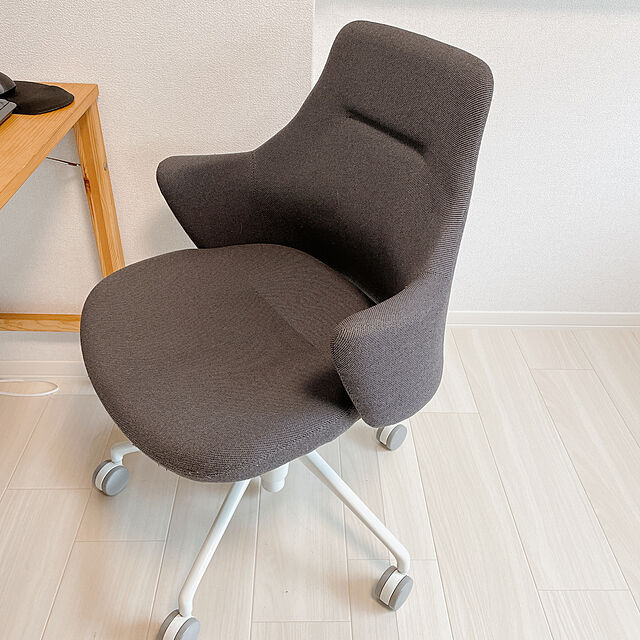 ponzの-CD53WW | ライブス ワークチェア Lives Work Chair オフィスチェア 事務椅子 ロータイプ 5本脚 ホワイトボディ ホワイト脚 布張り インターロック (オカムラ)の家具・インテリア写真