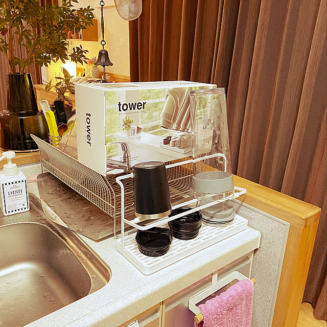 wakaba223の-冷水筒 スリムジャグ 1.1L 横置き 縦置き 耐熱 日本製 （ 麦茶ポット ピッチャー 水差し 熱湯 白 おしゃれ 麦茶 冷水ポット 約 1リットル プラスチック モノトーン ）の家具・インテリア写真
