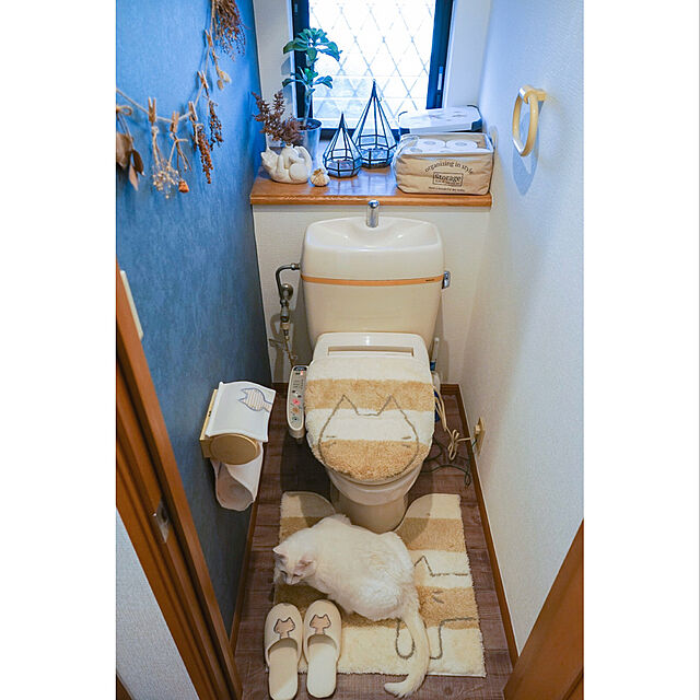 yuiiiのオカ-トイレマットセット 2点 約60×60cm うちねこ トイレマット+ドレニモフタカバー (洗浄暖房型 普通型 兼用) トイレマットセット ネコ ねこ オカの家具・インテリア写真