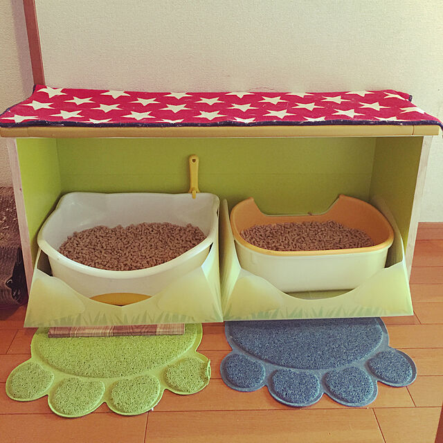 naworinのiHOY-iHOY 猫用トイレマット かわいい肉球型 高品質な猫砂の飛び散り防止 滑り止め機能 お食事マットPVCマット 猫 クッション(L グリーン）の家具・インテリア写真