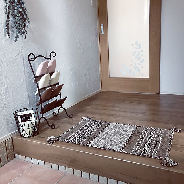 写真付きレビュー スリッパラック スリッパ 収納 玄関収納 スリッパ掛け スリッパラック おしゃれ 黒 縦型 姫系 可愛い スリッパ入れ スリッパ立て アイアン 4足 スタンド 自立 アンティーク ネイル サロン ヨーロピアン かわいい 店舗 業務用の通販商品 口コミ情報