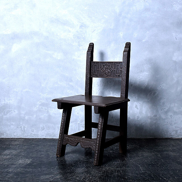 roccaの六家-IZ35726I★アンティーク チェア 木彫刻 飾り椅子 古い木製 ディスプレイ ヨーロピアン クラシック 花台 飾り台 古木 古材 無垢材 古民具の家具・インテリア写真