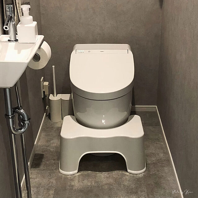 karenのマーナ-marna マーナ 抗菌SLIMトイレポット W631 サニタリーボックス トイレ用 ゴミ箱 オール抗菌加工 清潔 衛生的 開けやすい ホワイト シンプルの家具・インテリア写真