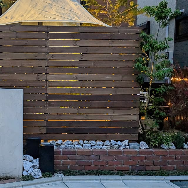 NAOYUKIの-日よけ シェード 大型 2m 3m 3.6m 4m 防水 オーニング 三角 タープ 雨 2mX2m 3m×3m 3.6m×3.6m 4m×4m ロープ付き 送料無料 遮光 断熱 日除け 撥水 UVカット 紫外線 雨よけ おしゃれ シェード セイル ガーデン ベランダ 庭 ウッドデッキ 軽量 耐久性 目隠し 省エネ 節約の家具・インテリア写真