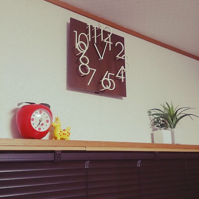 mohejiの-ヴィンテージインテリアデザインクロックスチールブルー ブラック シルバー数字が浮き出ている立体感のある掛け時計ラウンドスクエアフォルム アナログ壁掛時計スチールフレーム エッジラウンドウォールクロックの家具・インテリア写真