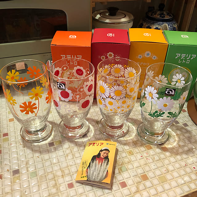写真付きレビュー レトロ グラス アデリアレトロ 台付きグラス 3 ズーメイト 昭和レトロ 食器 雑貨 花柄プリント レトロ ポップ プリントグラス 昭和グラス 70年代 アンティーク ヴィンテージ パフェ アデリア レトロ アリス 野ばな 花まわし 花ざかりの通販商品