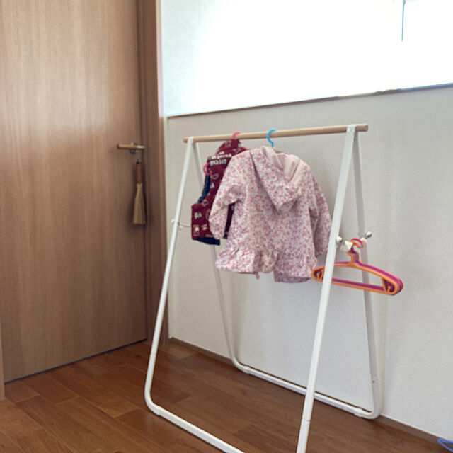 enanaのアイリスオーヤマ-アイリスオーヤマ 子供のお片付け習慣にもなる洗濯物干し ナチュラル物干し 幅約76.5×奥行約50.5×高さ約97.5cm NRMH-770Bの家具・インテリア写真