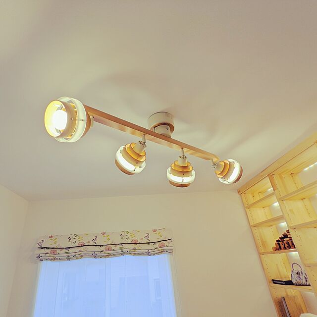 inuichiroのAmpoule-Ampoule シーリングライト 照明 おしゃれ 4灯 バータイプ 天然木 リビング ダイニング 寝室 北欧 カフェ ナチュラル ウォールナット オーク 8畳 木目 AVAROS アヴァロス 4Cの家具・インテリア写真