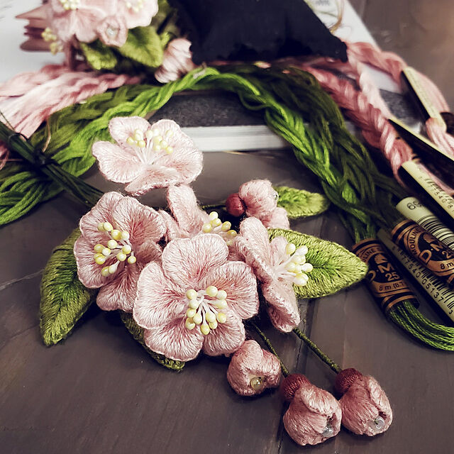 MinaharuのKADOKAWA-立体刺繍で作る 12カ月の花のアクセサリーの家具・インテリア写真