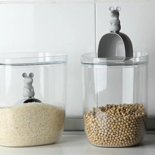 daily-order-mailの-【米びつ・計量カップ】QUALY ネズミの計量カップ付き 米びつ 3.5L 約3合 ライスコンテナ（計量カップ・お米・かわいい・クッキージャー・米櫃・米びつ・ウサギ・521714400・ラッキーマウス・LUCKY MOUSE rice container & scoop）クオリーの家具・インテリア写真