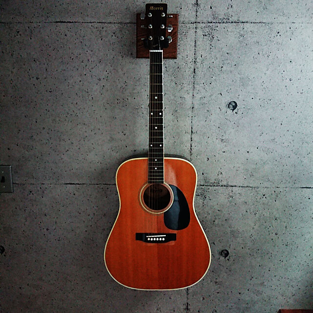 shinaTの-ギターハンガー RENO Guitar hanger AYS31G リノ ギターハンガー 石膏ボード壁専用 壁掛け 石膏ボード 賃貸 ギター ベース ソリッドボディ アコースティック 日本製 フック ハンガー 収納 木製 おしゃれ AUX オークスの家具・インテリア写真