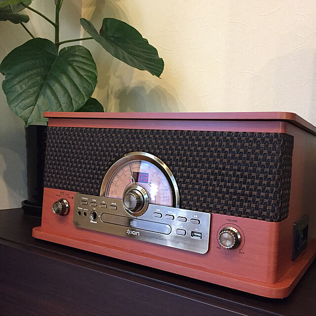 koroの-ION AUDIO アイオンオーディオ Superior LP レトロ調 レコードプレーヤー Bluetooth対応 [ カセットテープ/ CD/ ラジオ/ USB]対応の家具・インテリア写真