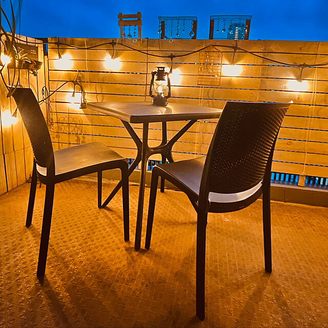 funiの-テーブル 机 屋外 家具 プラスチック 庭 ガーデン タカショー / スクエアテーブル Bianca（ホワイト） BoSco（チャコールグレー） /小型の家具・インテリア写真