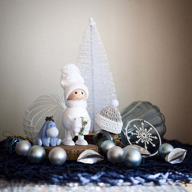 6aa1e_lifeの-NORDIKA nisse ノルディカ ニッセ 人形 プレゼントを抱えた白いふとっちょ男の子 クリスマス オブジェ 飾り 木製 北欧 雑貨 置物 プレゼント ギフトの家具・インテリア写真