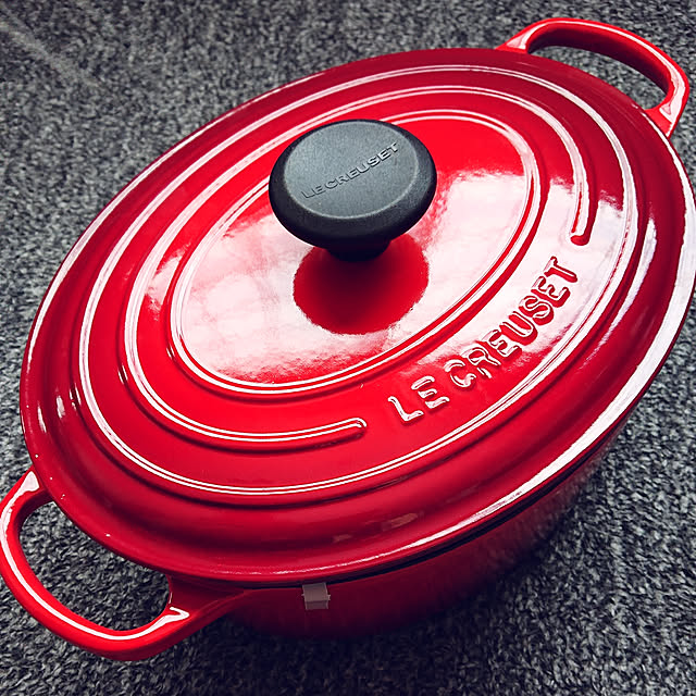 nenekoの-ルクルーゼ ココットオーバル（楕円） シグニチャー 25cm チェリーレッド 鍋 lecena LE CREUSET（BR0） 【ギフト袋対象、ギフトBOX対象、熨斗対象】の家具・インテリア写真