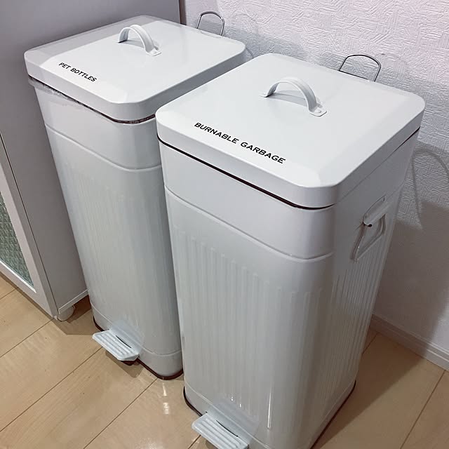 KANAの-【送料無料】 ペダル式 ゴミ箱 30L ふた付き スチール スクエア ペダルペール くずかご 蓋付き おしゃれ レトロ ダストボックス フタ付き 四角 キッチン ペダル式 角型 アンティークの家具・インテリア写真