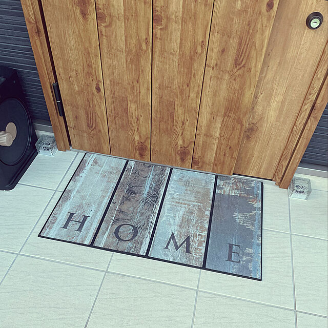 yukimidaifukuの-ドアマット (welcome/HOME細/HOME太) 玄関マット 水洗いでお手入れ簡単なナイロン製 薄型でドアにも引っ掛かりにくい シンプルで玄関に置いてもおしゃれ 英字×マルチストライプ 屋外 76×46cm 北欧の家具・インテリア写真