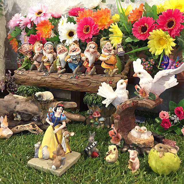 nonの-ジム ショア 4005434 7人の小人 白雪姫 8-1/4-インチ Seven Dwarfs Walking Over Fallen Log Figurine 8-1/4-Inch 【 フィギュア 置物 置物 キャラクター 人形 プレゼント クリスマス 誕生日 】 【並行輸入品】の家具・インテリア写真