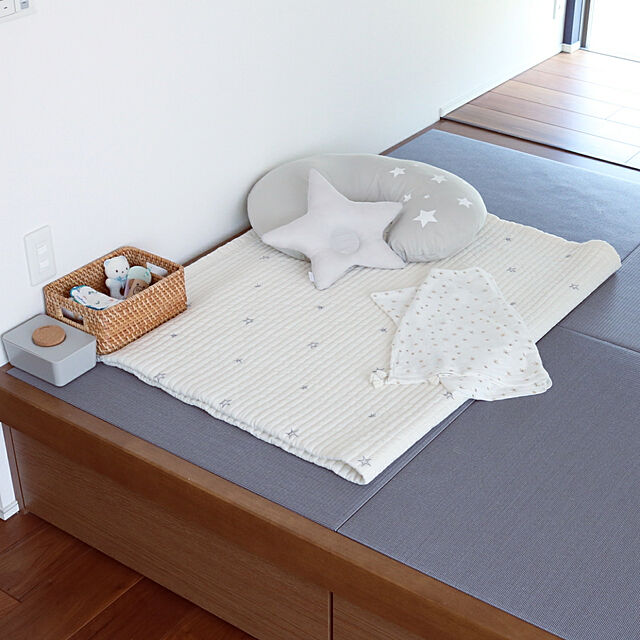 mimitotoの-【もれなくガーゼハンカチ付き】menina イブル etoile 約150x200cm キルティングマット ice gray 星の刺繍の家具・インテリア写真