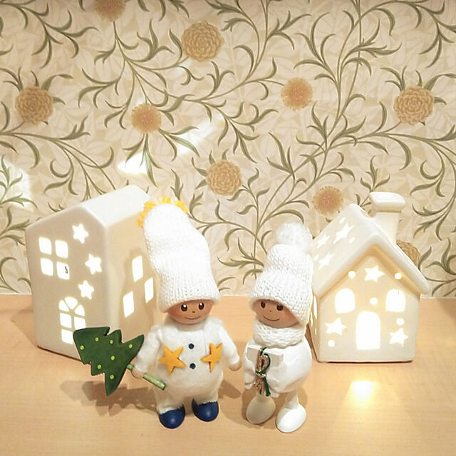 h.t.の-NORDIKA nisse プレゼントを抱えた白いふとっちょ男の子 ノルディカ ニッセ 北欧雑貨 サンタ 木製 人形 クリスマス ハンドメイド 北欧 インテリア クリスマス プレゼント 飾りの家具・インテリア写真