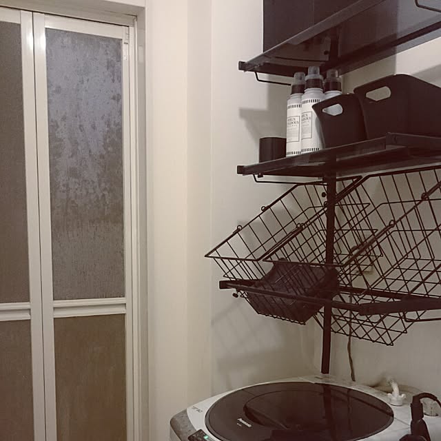 asokosamaの-洗濯機パンに収まるクリアブラックランドリーラック 棚2段・バスケット2個 （天井高210〜260cm対応）の家具・インテリア写真