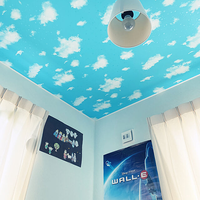 shimoamの-壁紙 のり付き のりつき クロス 国産 空 雲 キラキラ 宇宙 星 夜空 子供部屋 光る壁紙 機能性壁紙 蓄光壁紙 防かび ルノン RH-4831の家具・インテリア写真