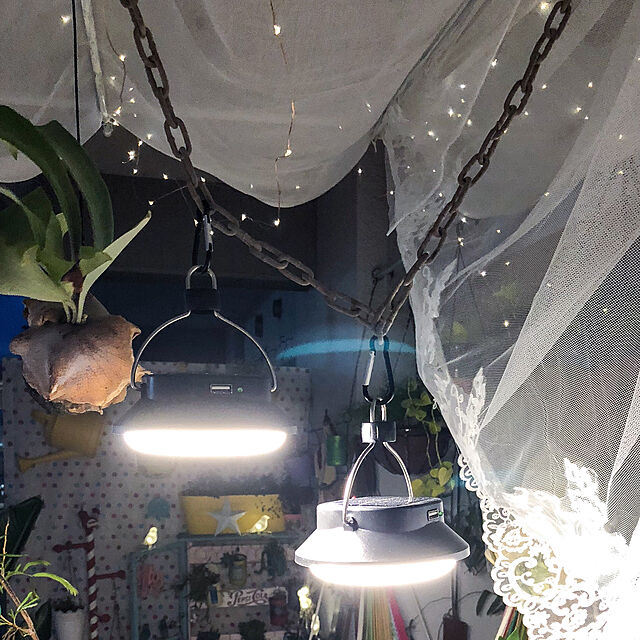 kazaruyo-niの-めちゃくちゃ明るい 暖色 ソーラー充電式 LEDライト UFO型 電球色 吊り下げ式  下向きライトの家具・インテリア写真
