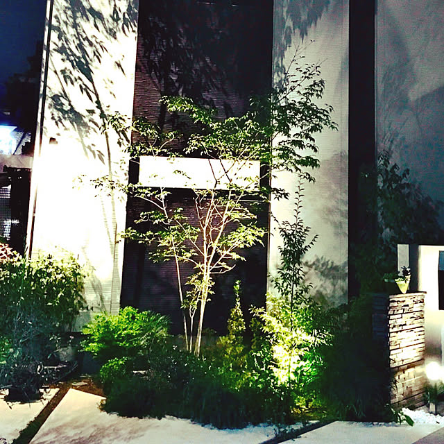 YUKAのLIXIL-リクシル TOEX 12V 美彩 ローポールライト 角形／透過型 H700 『ローボルトライト』 『エクステリア照明 ライト』 ポール:鏡面／灯具:シャイングレーの家具・インテリア写真